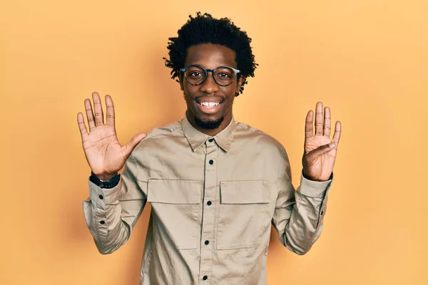 Młody Afroamerykanin Luźnych Ubraniach Okularach Pokazujący Palce Numer Dziewięć Uśmiechający — Zdjęcie stockowe