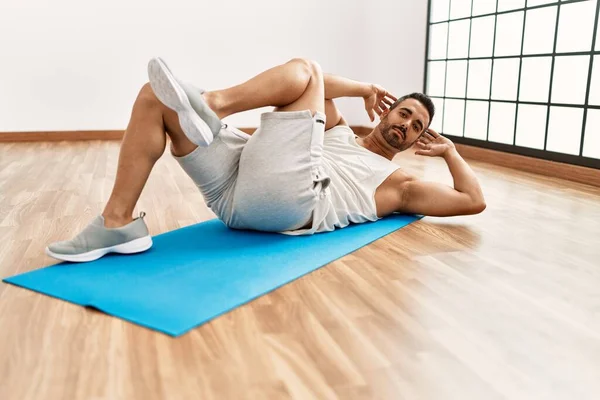 Junger Spanier Trainiert Bauchmuskeltraining Sportzentrum — Stockfoto