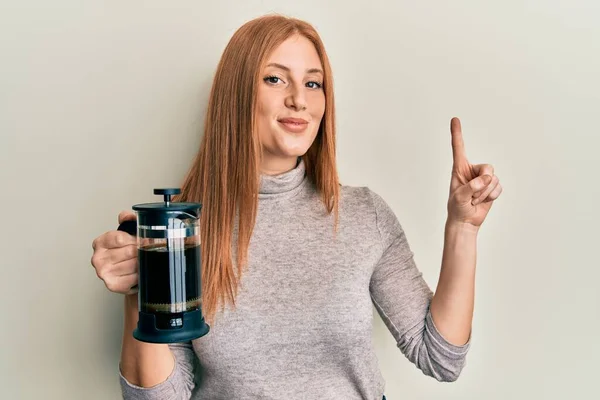 Young Irish Woman Holding French Coffee Maker Smiling Idea Question — Fotografia de Stock