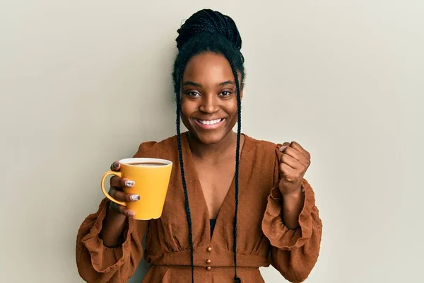 Mujer Afroamericana Con Pelo Trenzado Bebiendo Una Taza Café Gritando —  Fotos de Stock