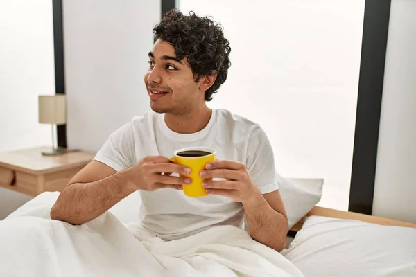 Fiatal Spanyol Férfi Kávét Iszik Ágyon Ülve Hálószobában — Stock Fotó