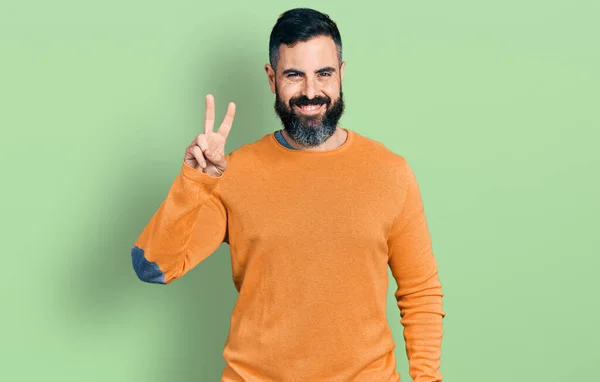 Homme Hispanique Avec Barbe Portant Pull Hiver Décontracté Souriant Avec — Photo