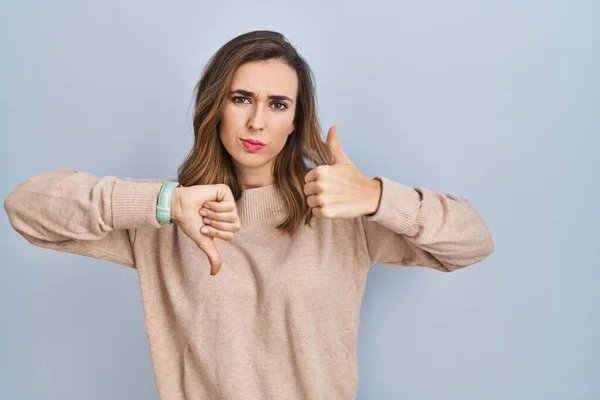 Young Woman Standing Isolated Background Doing Thumbs Disagreement Agreement Expression — Stockfoto
