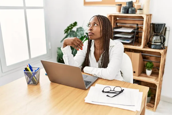 Junge Afrikanisch Amerikanische Geschäftsfrau Arbeitet Müde Büro — Stockfoto