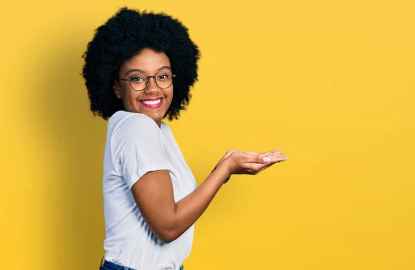 Ung Afrikansk Amerikansk Kvinna Bär Casual Vit Skjorta Pekar Sidan — Stockfoto