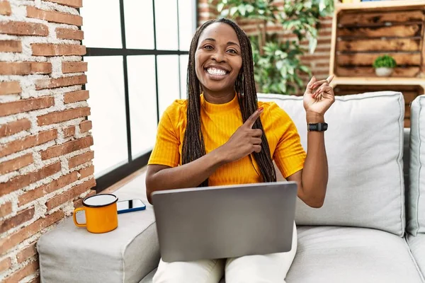 Afrikanerin Sitzt Hause Mit Laptop Auf Dem Sofa Und Lächelt — Stockfoto