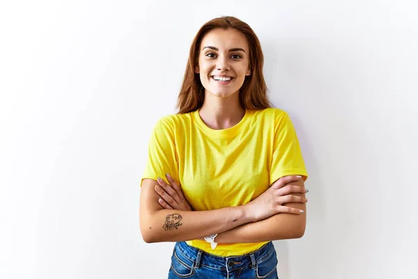 Jonge Brunette Vrouw Staat Geïsoleerde Achtergrond Gelukkig Gezicht Glimlachend Met — Stockfoto