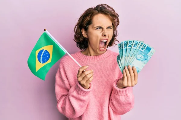 Mladá Brunetka Držící Brazilskou Vlajku Pravé Bankovky Vztekle Šíleně Ječela — Stock fotografie