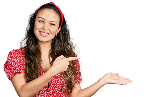Joven Chica Hispana Vestida Con Ropa Casual Asombrada Sonriendo Cámara —  Fotos de Stock