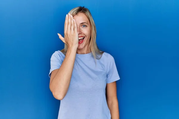 Mulher Loira Bonita Vestindo Camiseta Casual Sobre Fundo Azul Cobrindo — Fotografia de Stock