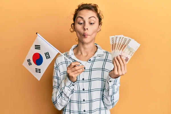 Mujer Morena Joven Sosteniendo Corea Del Sur Ganó Billetes Haciendo —  Fotos de Stock