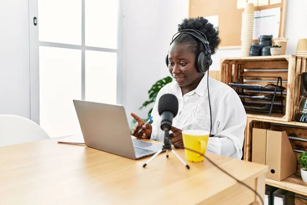 Mladý Africký Americký Žena Broadcaster Usměvavý Jistý Práce Radio Studio — Stock fotografie