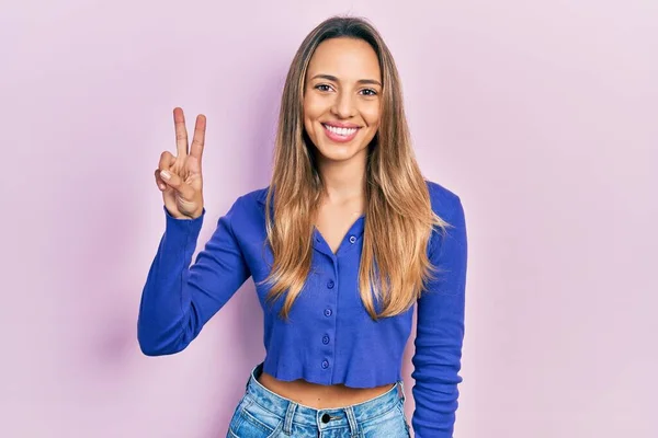 Schöne Hispanische Frau Trägt Lässiges Blaues Hemd Und Zeigt Mit — Stockfoto