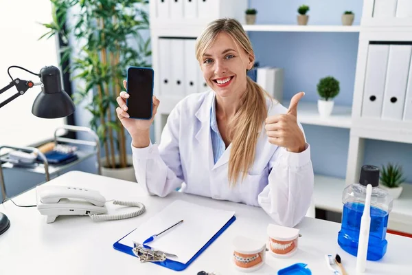 Mulher Dentista Bonita Mostrando Tela Smartphone Sorrindo Feliz Positivo Polegar — Fotografia de Stock