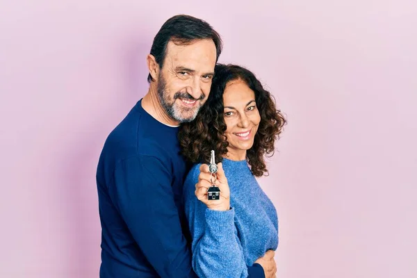 Middle Age Couple Hispanic Woman Man Holding Keys New Home — Stockfoto