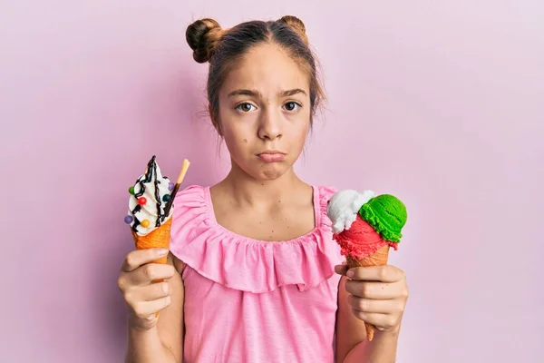 Красивая Брюнетка Маленькая Девочка Ест Мороженое Конусы Депрессии Беспокоиться Бедствии — стоковое фото