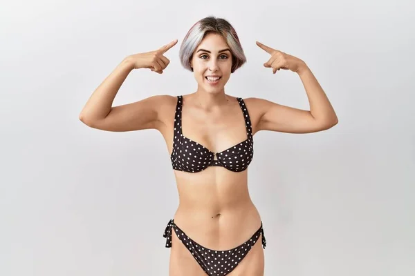 Junge Schöne Frau Trägt Badeanzug Über Isoliertem Hintergrund Lächelnd Auf — Stockfoto