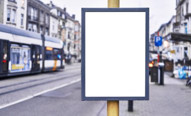  Sokakta boş pankartı aç