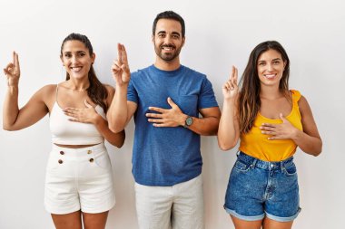 Bir grup Latin kökenli izole edilmiş arka planda durup el pençe divan duran, el pençe divan duran, sadakat yemini eden insanlar. 