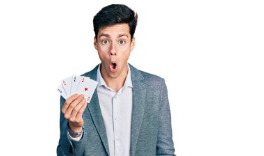 Poker oynayan genç İspanyol iş adamı ağzı açık kalmış, korkmuş ve hayrete düşmüştü. 