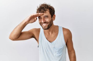 Soyutlanmış arka planda duran yakışıklı genç adam çok mutlu ve gülümsüyor. Çok uzaklara bakıyor. Konsept aranıyor. 