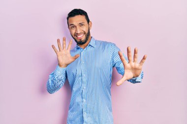 Sakallı, günlük mavi gömlekli, korku ifadesinden korkan ve dehşete düşmüş İspanyol bir adam. El kol hareketi yapmayı kes, şok içinde bağır. panik konsepti. 