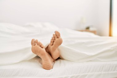 Orta yaşlı İspanyol kadın yatak odasında uyuyor.