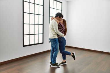 Genç İspanyol çift boş bir evde öpüşüyor ve sarılıyorlar..