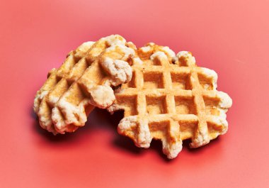  Kırmızı arka planda bir sürü lezzetli waffle.