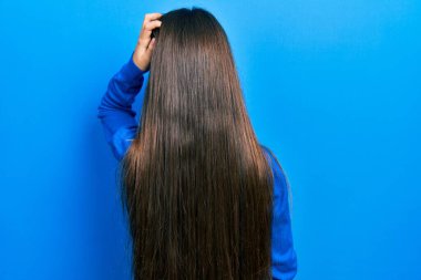 Balıkçı yaka kazak giyen genç esmer kız kafasında kuşkuyla şüpheyi geriye doğru düşünüyor. 