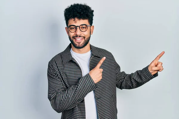 Sakallı Gözlüklü Gülümseyen Kameraya Bakan Genç Bir Arap Eliyle Parmaklarıyla — Stok fotoğraf