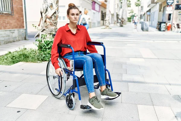 Молодая Брюнетка Женщина Сидит Инвалидной Коляске Открытом Воздухе Мышления Отношение — стоковое фото
