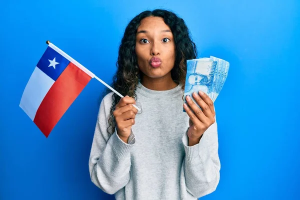 Giovane Donna Latina Possesso Bandiera Chile Chilean Pesos Banconote Guardando — Foto Stock