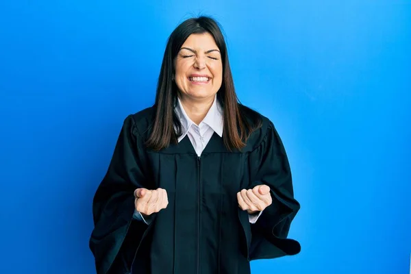 Mujer Hispana Joven Vistiendo Uniforme Juez Muy Feliz Emocionada Haciendo — Foto de Stock