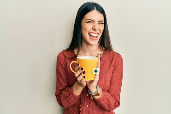 Młoda Latynoska Kobieta Trzyma Filiżankę Herbaty Uśmiechając Się Śmiejąc Głośno — Zdjęcie stockowe