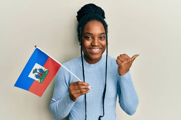 Afrikai Amerikai Fonott Hajjal Kezében Haiti Zászló Mutatva Hüvelykujját Felfelé — Stock Fotó