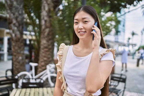 Genç Çinli Kız Gülümsüyor Şehirdeki Akıllı Telefondan Konuşuyor — Stok fotoğraf