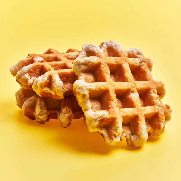 Bando Waffles Deliciosos Sobre Fundo Amarelo — Fotografia de Stock