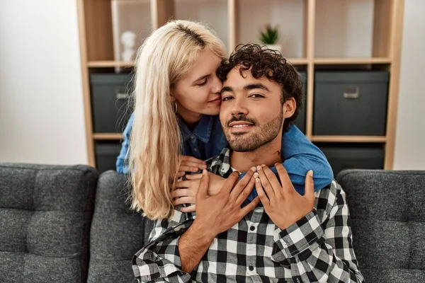 Jong Paar Zitten Bank Knuffelen Thuis — Stockfoto