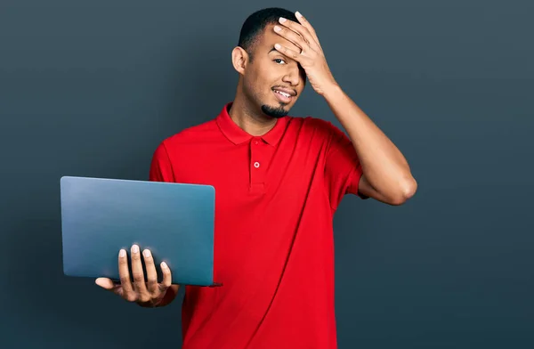 Jovem Afro Americano Trabalhando Usando Laptop Computador Estressado Frustrado Com — Fotografia de Stock