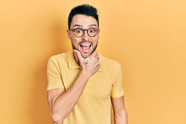 Ung Latinamerikan Man Bär Casual Kläder Och Glasögon Ser Säker — Stockfoto