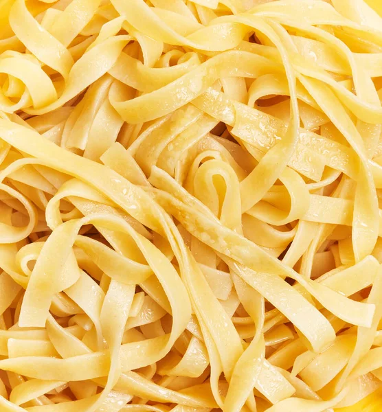 Ein Bündel Italienischer Tagliatelle Pasta Auf Gelbem Hintergrund — Stockfoto