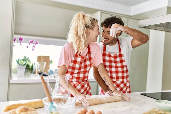 Jovem Casal Sorrindo Feliz Amassar Massa Farinha Com Mãos Cozinha — Fotografia de Stock