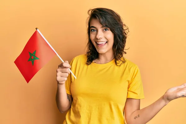Jovem Hispânica Segurando Bandeira Marroquina Celebrando Realização Com Sorriso Feliz — Fotografia de Stock