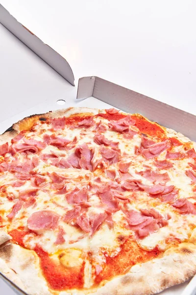 Prosciutto Singolo Pizza Italiana Sulla Scatola Consegna Isolato Sfondo Bianco — Foto Stock