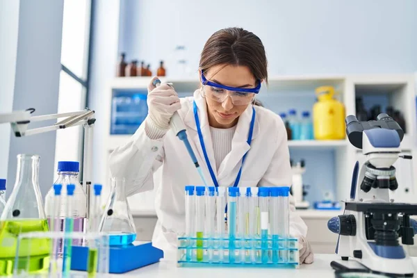 Giovane Donna Ispanica Indossa Uniforme Scienziato Utilizzando Pipetta Laboratorio — Foto Stock