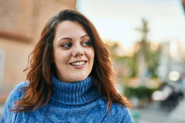 Jovem Irlandês Size Menina Sorrindo Feliz Cidade — Fotografia de Stock