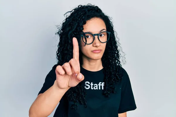 Mulher Hispânica Jovem Com Cabelo Encaracolado Vestindo Equipe Shirt Apontando — Fotografia de Stock