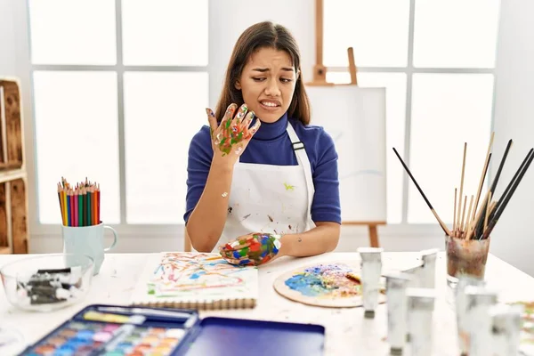 Jeune Femme Brune Studio Art Avec Les Mains Peintes Stressée — Photo