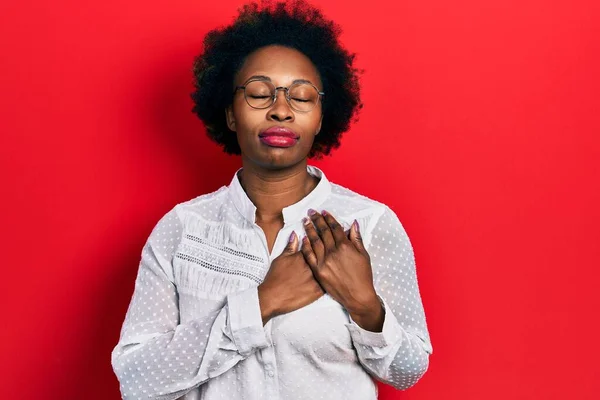 Fiatal Afro Amerikai Alkalmi Ruhában Szemüvegben Csukott Szemmel Hálás Gesztussal — Stock Fotó
